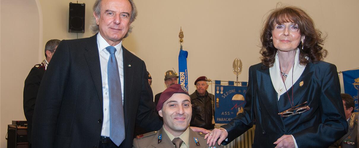 Una vita per la Patria 2015 - foto ricordo Primo Maresciallo Simone Careddu - Esercito Italiano con i Presidenti Zobeide Spocci e Pino Agnetti