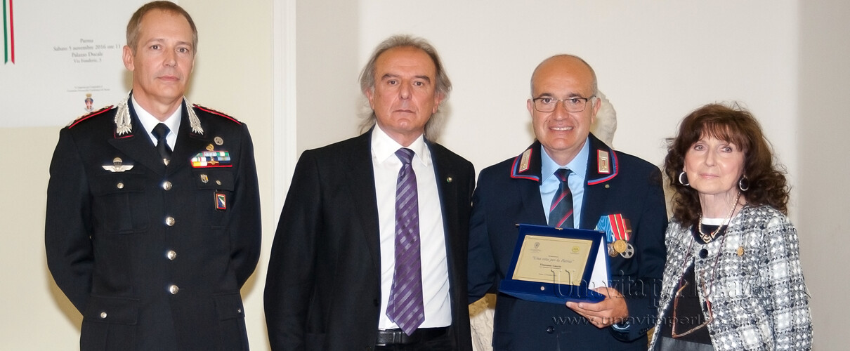 Una vita per la Patria 2016 - consegna del riconosciamento anno 2016 al Vice Brigadiere (cong.) Vincenzo Cuccia - Arma dei Carabinieri da parte dei Presidenti delle due associazioni
