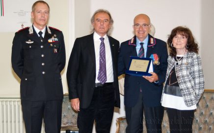 Una vita per la Patria 2016 - consegna del riconosciamento anno 2016 al Vice Brigadiere (cong.) Vincenzo Cuccia - Arma dei Carabinieri da parte dei Presidenti delle due associazioni