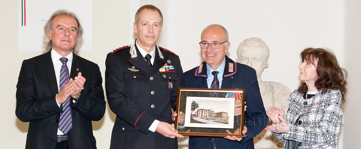 Una vita per la Patria 2016 - il Col. Massimo Zuccher consegna una pregevole riproduzione a stampa del Palazzo Ducale di Parma al Vice Brigadiere Cuccia