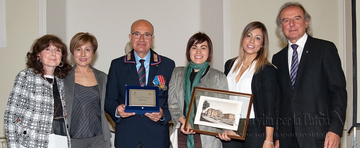 Una vita per la Patria 2016 - foto ricordo del premiato con la famiglia e i Presidenti delle due Associazioni