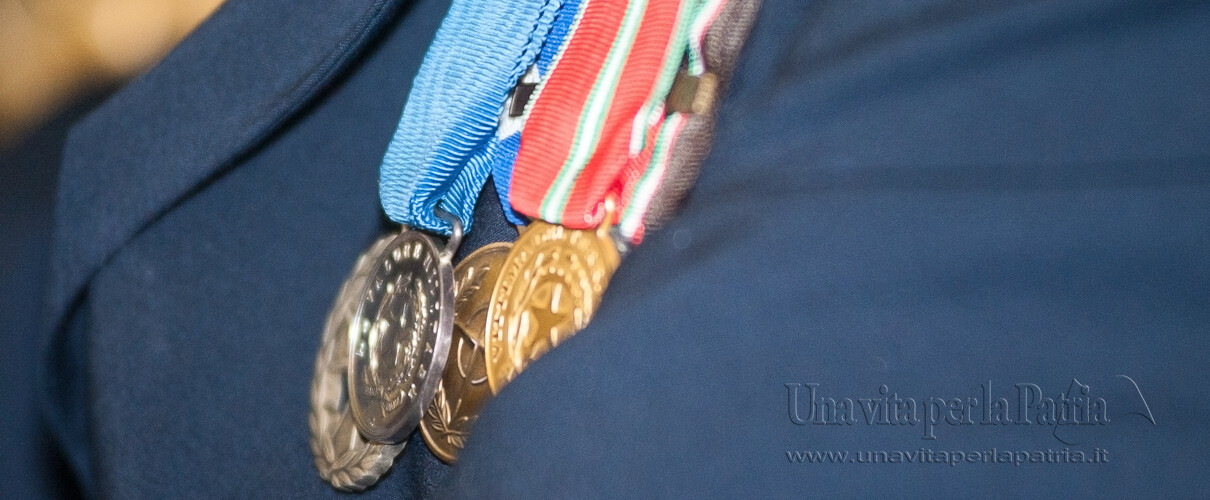 Una vita per la Patria 2016 - medaglia d’argento al valor militare e croce d’onore del premiato Vice Brigadiere Vincenzo Cuccia - Arma dei Carabinieri