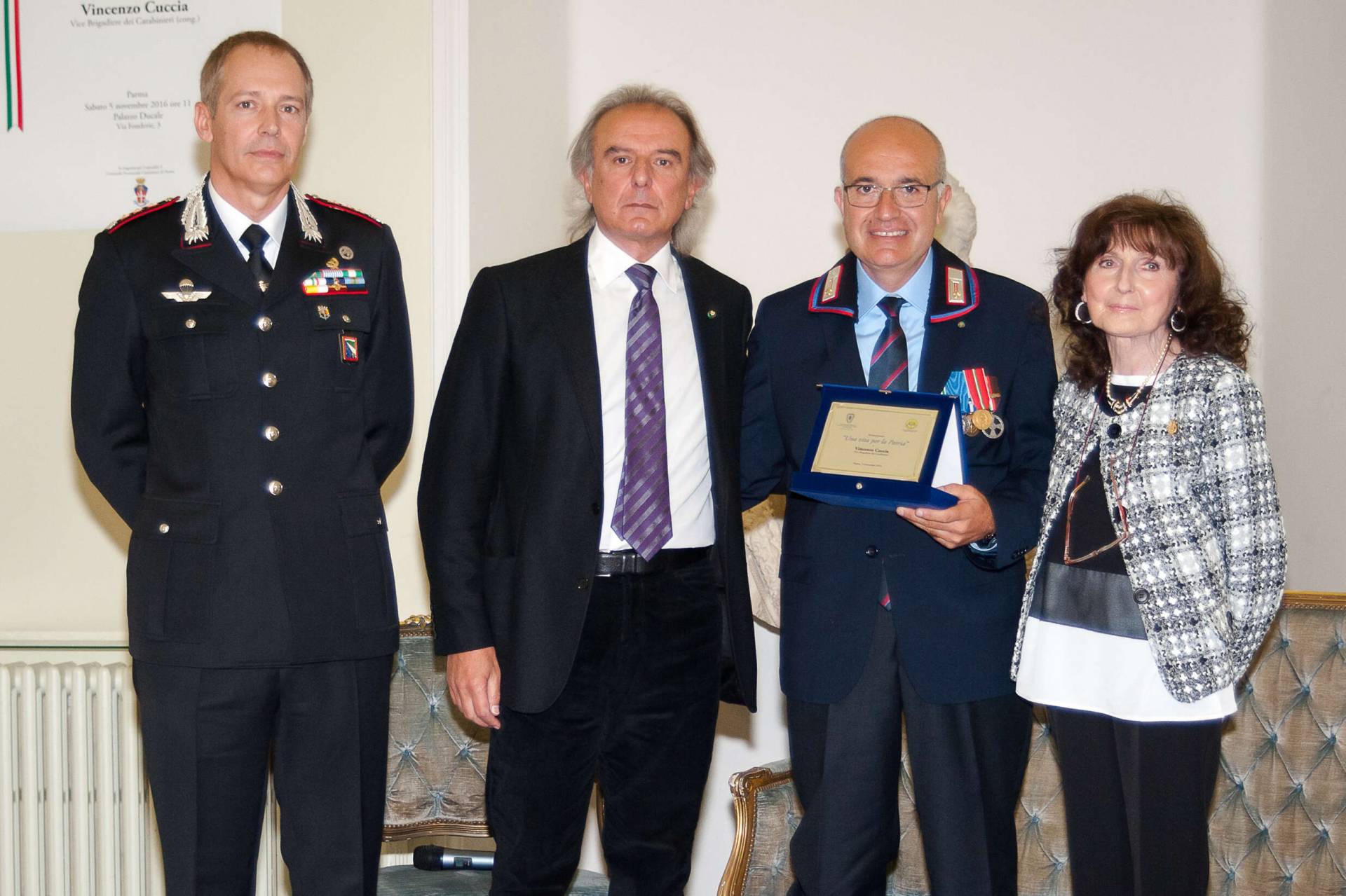 Una vita per la Patria 2016 - consegna del riconosciamento anno 2016 al Vice Brigadiere (cong.) Vincenzo Cuccia - Arma dei Carabinieri da parte dei Presidenti delle due associazioni