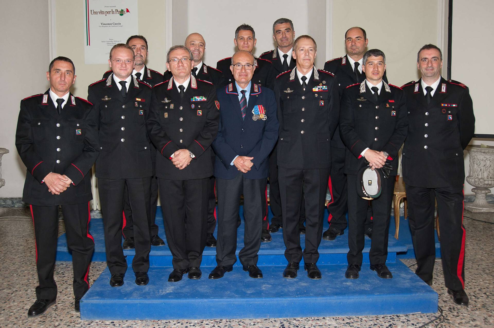 Una vita per la Patria 2016 - foto ricordo del Vice Brigadiere (cong.) Cuccia con Autorità e rappresentanza dell'Arma dei Carabinieri